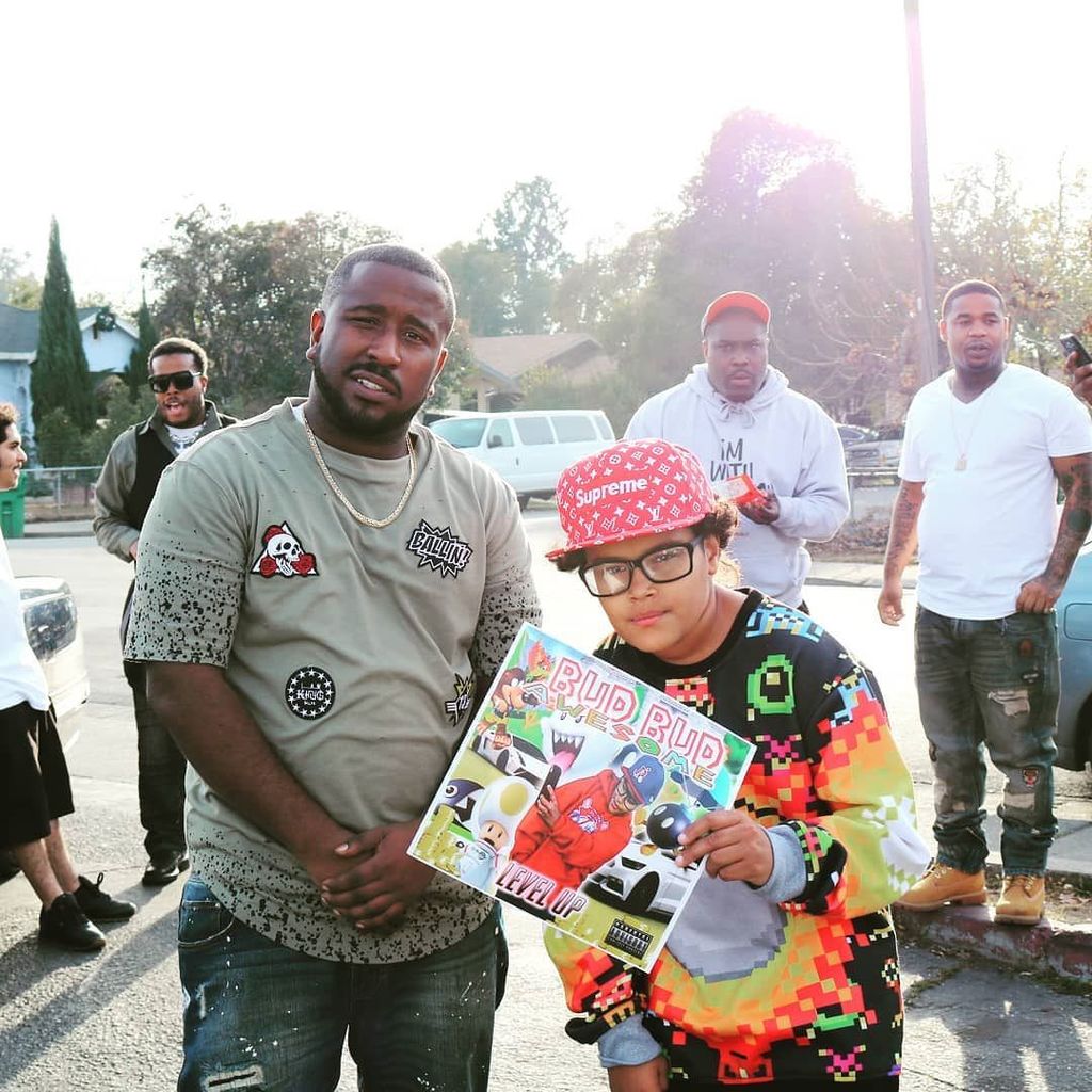 PFFAMMOB's tweet photo. Bud bud awesome pulled up on me today showing love dropping off that new CD stay tuned me and lil man got a hot visual coming. #ShotsFiredProduction 🎥🎥 https://t.co/Z76N279byY https://t.co/83gwyfSt9a