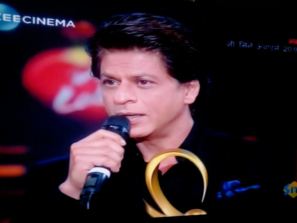 SRKFCBwn's tweet photo. Woohooo! Congratulations @iamsrk on receiving a Special Honour for your contribution to Indian Cinema over the last 25 years.

#ZeeCineAwards2018 @ZeeCineAwards #RedLabelZCA #ZCA2018 https://t.co/vqkHbdyEkR
