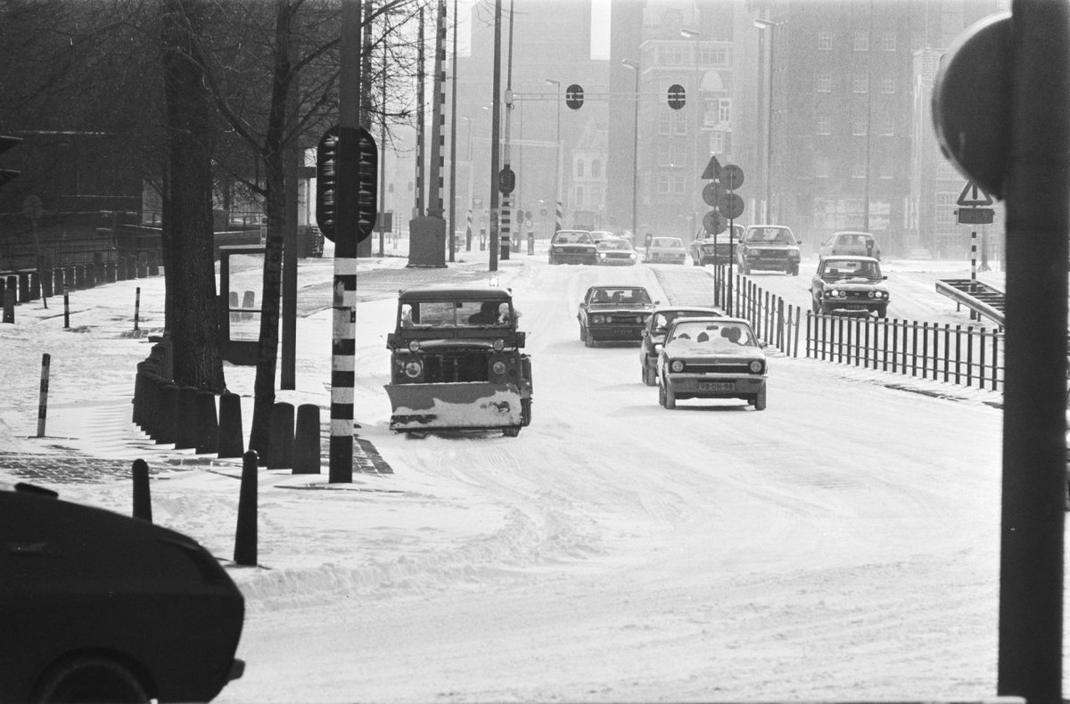 Today, 39 years ago: 'Verkeer in de sneeuw op het mr. Visserplein in Amsterda' - bit.ly/2EjJeFj