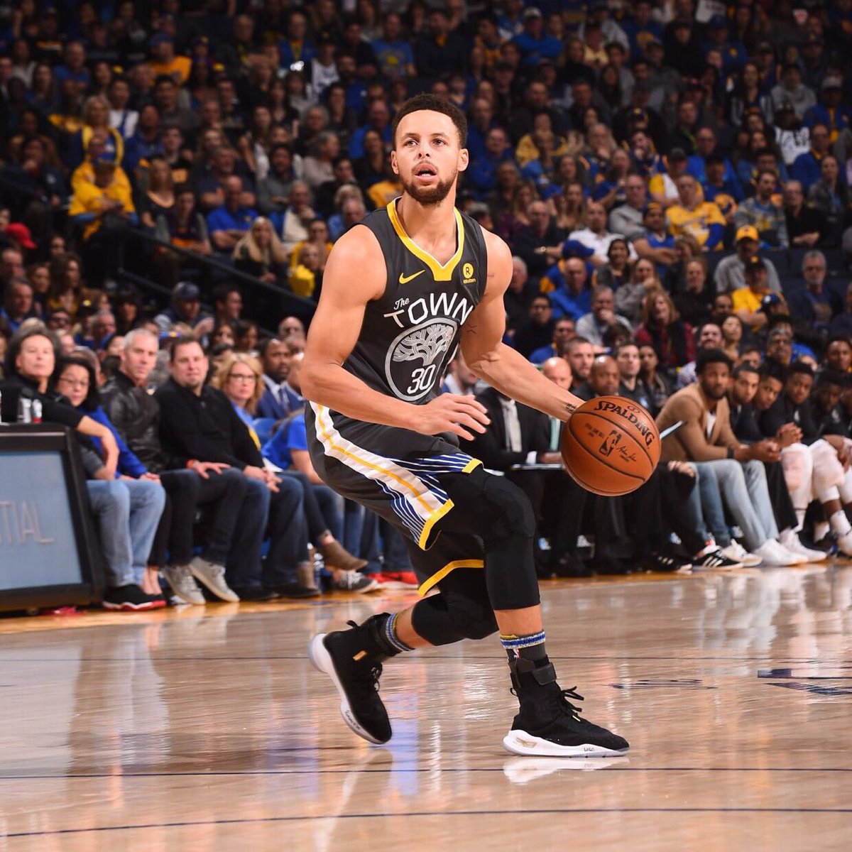 stephen curry wearing curry 6