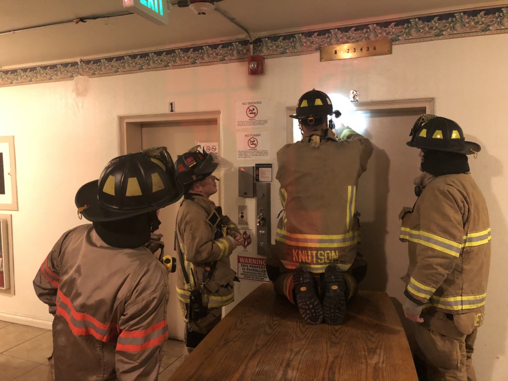 PascoPoliceDept's tweet image. Police and fire activity near 4th/Sylvester. We are at the Sacajawea Apartments, 507 N 4th Ave assisting @Pascowafire with someone stuck in the elevator. #pascoproblems #everyonelovesafireman #godblessamericassecondresponders