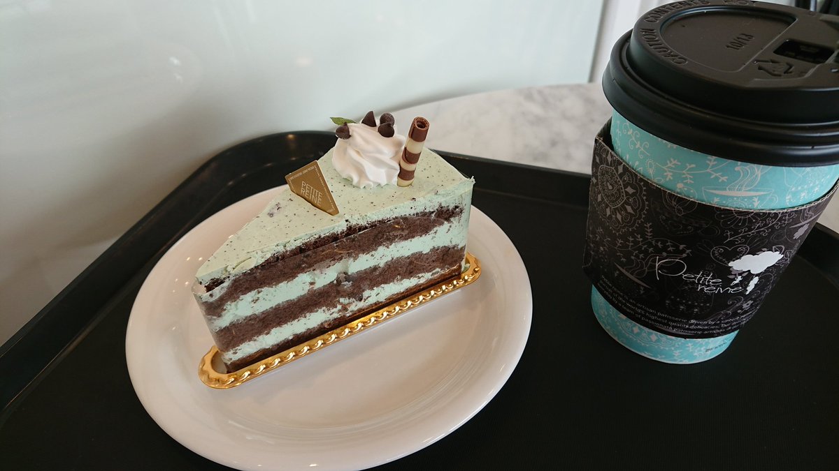 kaonozo's tweet photo. テハンノのケーキ屋さんにて〜
ミントチョコレートのケーキ発見✨
やっぱり今日はmint chocolate
でしょ?去年思い出す😭💖
#mint_chocolate #ソイングク
#petite_reine #大学路 https://t.co/RsaLSbWZAF