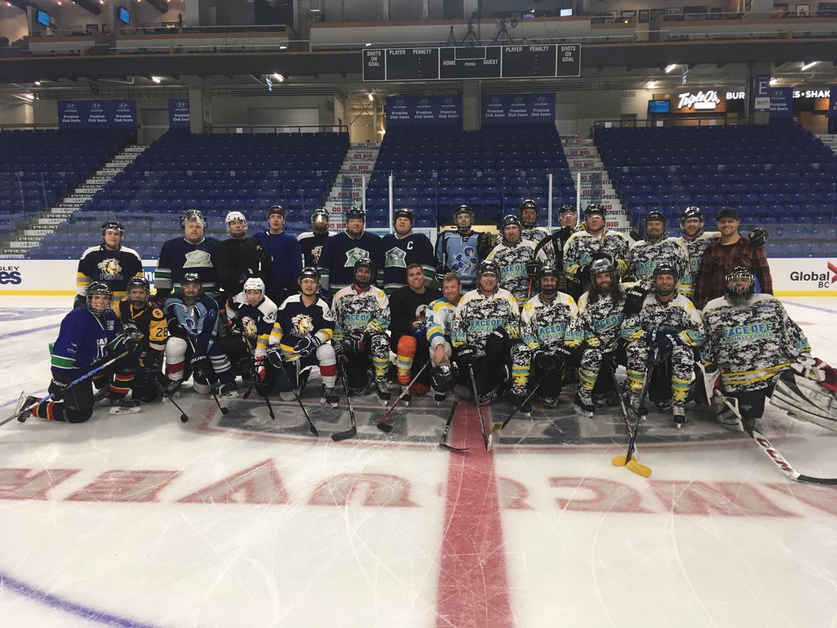 penger27's tweet photo. Great skate at the @LangleyEvents tonight with some fine gents from @Molson_Canadian. Home of the @WHLGiants. Thank you @cancersociety for setting this up! #ForAGreatCause #PaladinFamily #whyworkanywhereelse https://t.co/neHTrVxezO