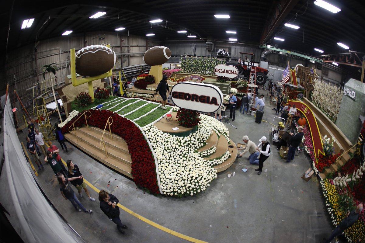 universityofga's tweet photo. Putting the final touches on our #RoseParade float 🌹😍 https://t.co/GP7pEhzB8J