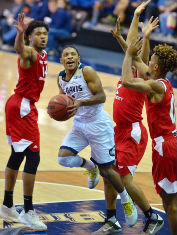Congrats to <a href="/UCDavisMBB/">UC Davis Men’s Basketball</a>
for collecting 15th-straight home win &amp; to <a href="/CoachJimLes/">Jim Les</a> for collecting career win 250. @WayneTilcock/photo #aggiepride
tiny.cc/5pzrpy