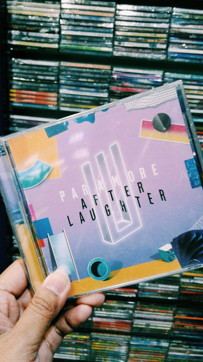 Parafamily!
Besok kita mau bagi-bagi CD After Laughter. Ada yang mau?
Pastiin kamu udah follow twitter dan instagram kita yah 🙋
