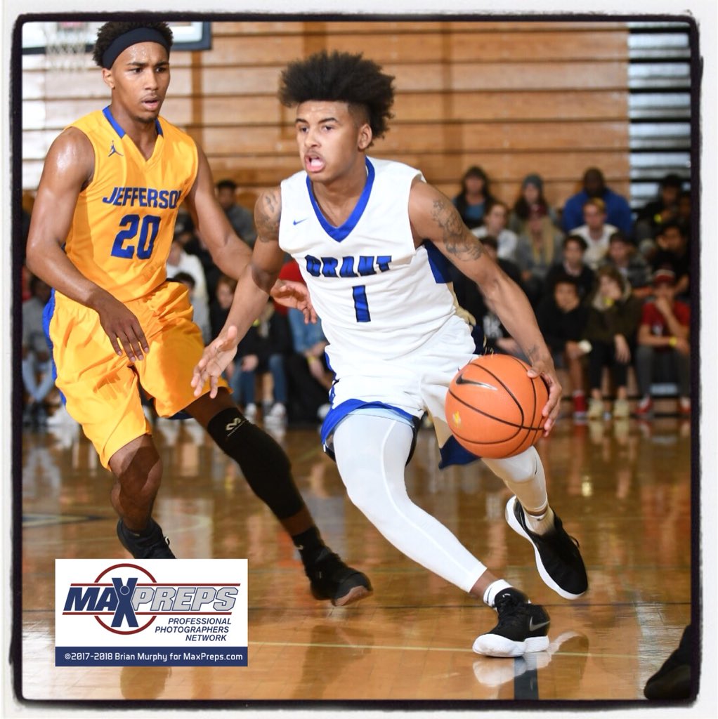 CandidEyePhoto's tweet photo. #JeffersonDemocrats beat the #GrantGenerals in the 3rd Place game of the #LSI22 #LSInvitational @lsinvitational / photo by Brian Murphy #MaxPreps @maxpreps https://t.co/u7Ud1x4eR7