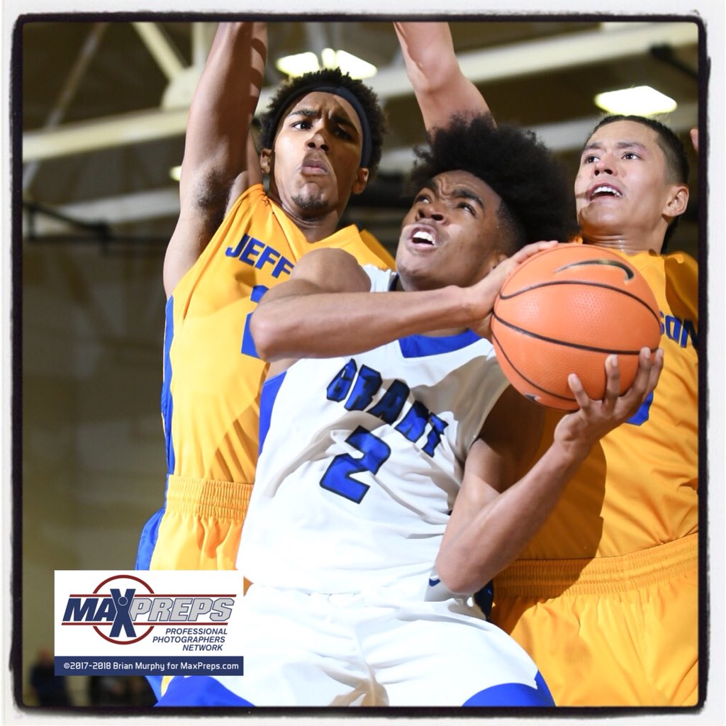 CandidEyePhoto's tweet photo. #JeffersonDemocrats beat the #GrantGenerals in the 3rd Place game of the #LSI22 #LSInvitational @lsinvitational / photo by Brian Murphy #MaxPreps @maxpreps https://t.co/u7Ud1x4eR7