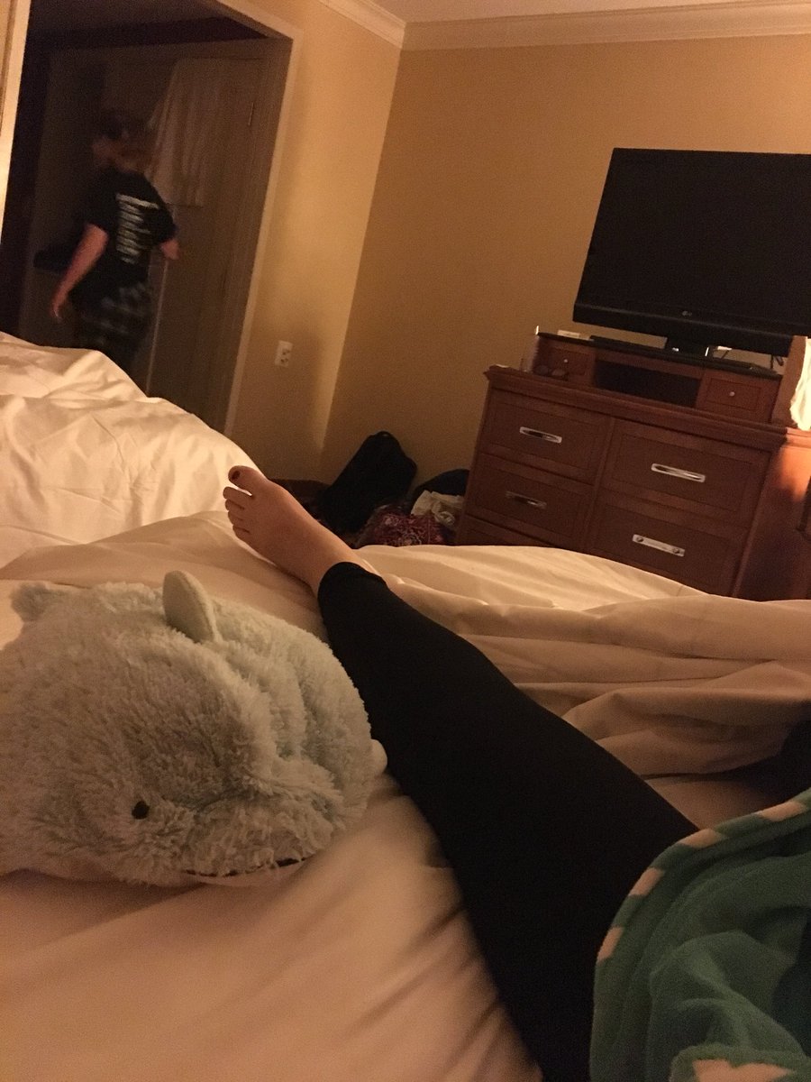 LauraSoccer10's tweet photo. This bed is so #notboat all I want to do is lay like a starfish #cruwcbmd #notboat @shelbyabbott https://t.co/3e6qw4y3dQ