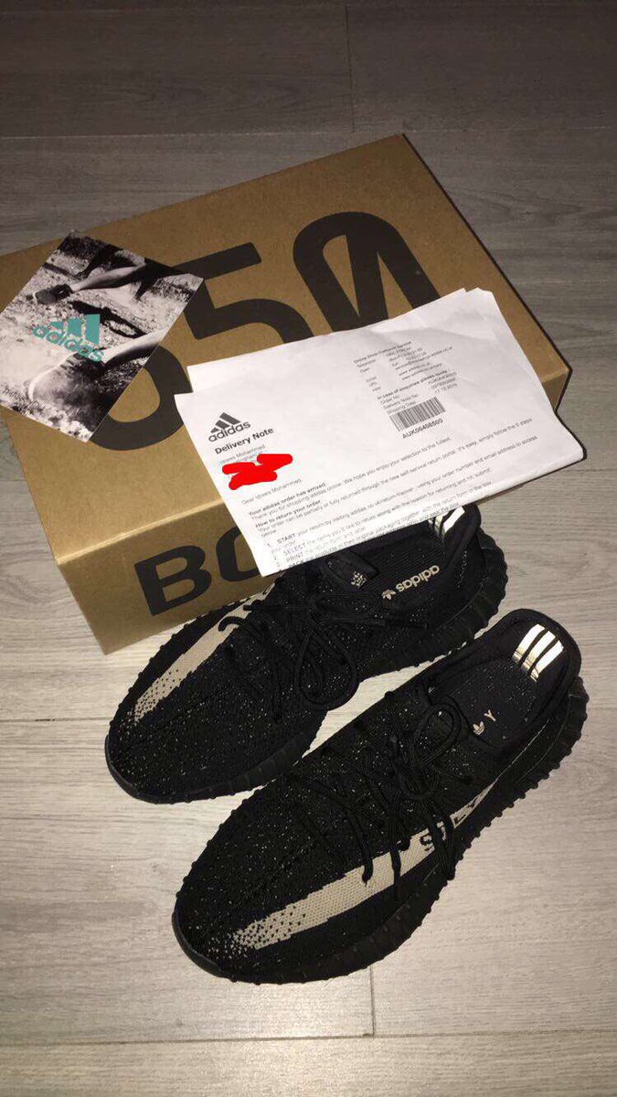 MyYeezys's tweet photo. Selling my Adidas Yeezy Boost V2 Oreo Colourway! 

Size: 8.5 
9/10 Condition (Boost Minimal Wear and Tear)

Looking for around £250 https://t.co/iAxZS7hv3W