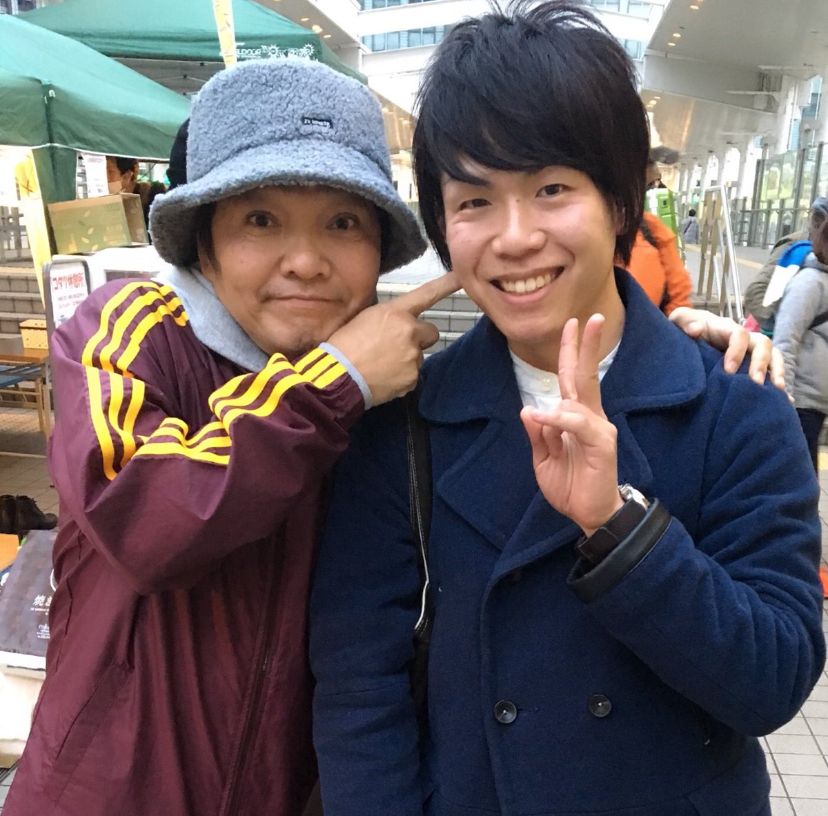 スズキカズタカ 声優の山口勝平さんが大崎駅南口にコタツ出して座ってた Www何されてんすか Www こんな気さくにツーショットまで撮っていただけるとは 大崎狂ってる ありがとうございました 1日一個の幸せ探し 山口勝平 大崎狂ってる