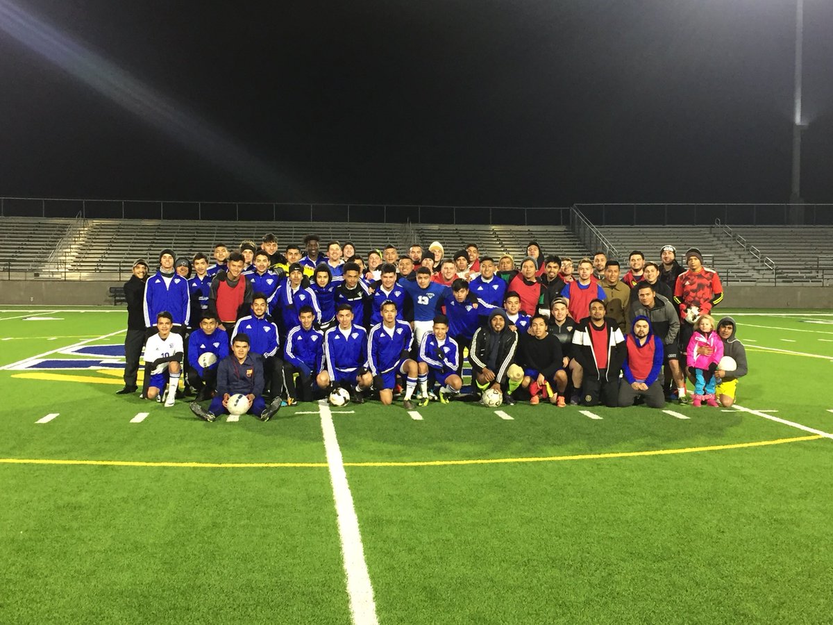 LetsNotWalk's tweet photo. 2018 SS alumni game 👏🏽 https://t.co/PLA8M7WqtC