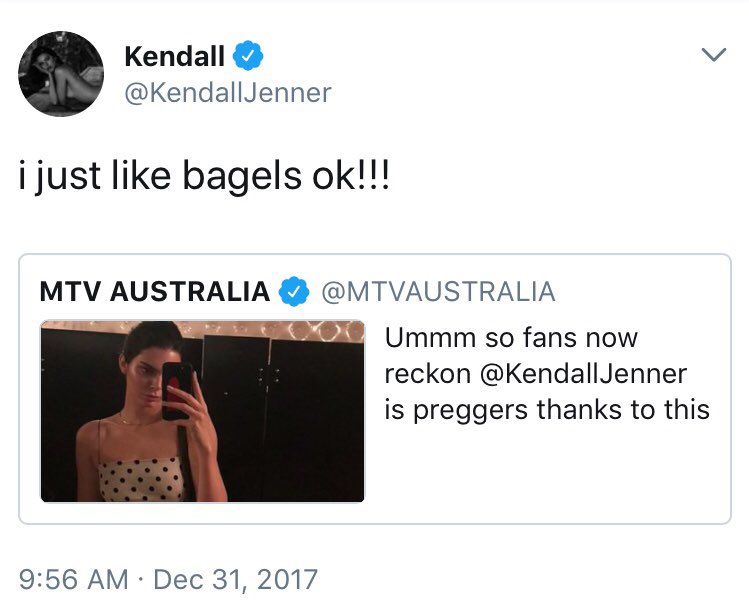 stickwithgirls's tweet photo. #KendallJenner แชร์ภาพนี้แล้วโดนหาว่าท้อง เธอเลยบอกแค่ชอบกินเบเกิ้ลเคป่ะ555555 เห็นดาราโดนหลายคนละนะ มีพุงนิดหน่อยเอะอะบอกท้องเนี่ย 😂 https://t.co/QEO6HPdL1B