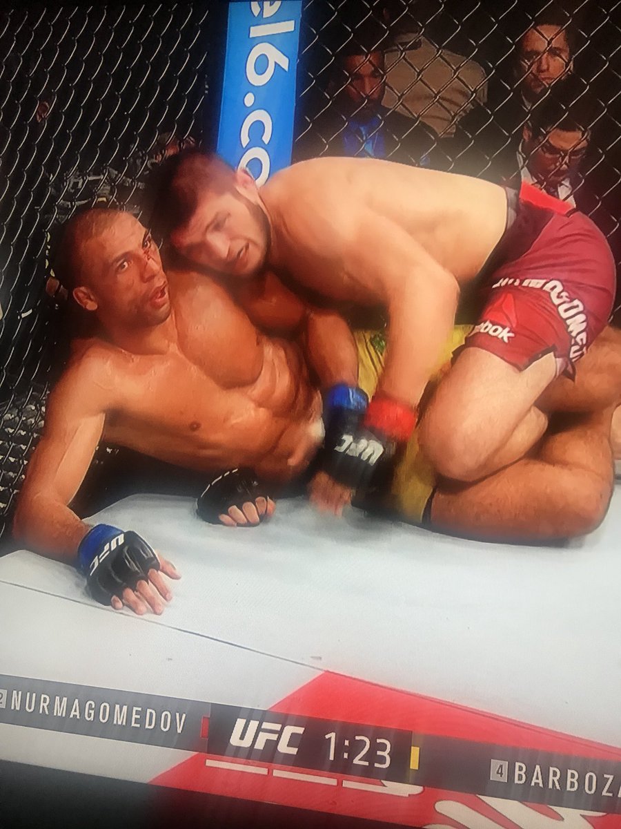 When you an hour into ufc and chill and you’re Girl won’t stop bugging you 😤