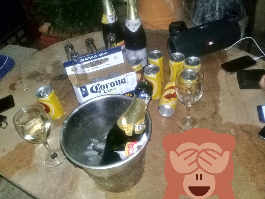 Jekbral's tweet photo. Diomiooo nuestro último día del año jajajaaa #HayTodoTio 😂 @JhoaCabral @Nathu_alm @Karina29653245 @RonaldoDlfin @farinac04 @judithus 🤗 https://t.co/leLyflogkD