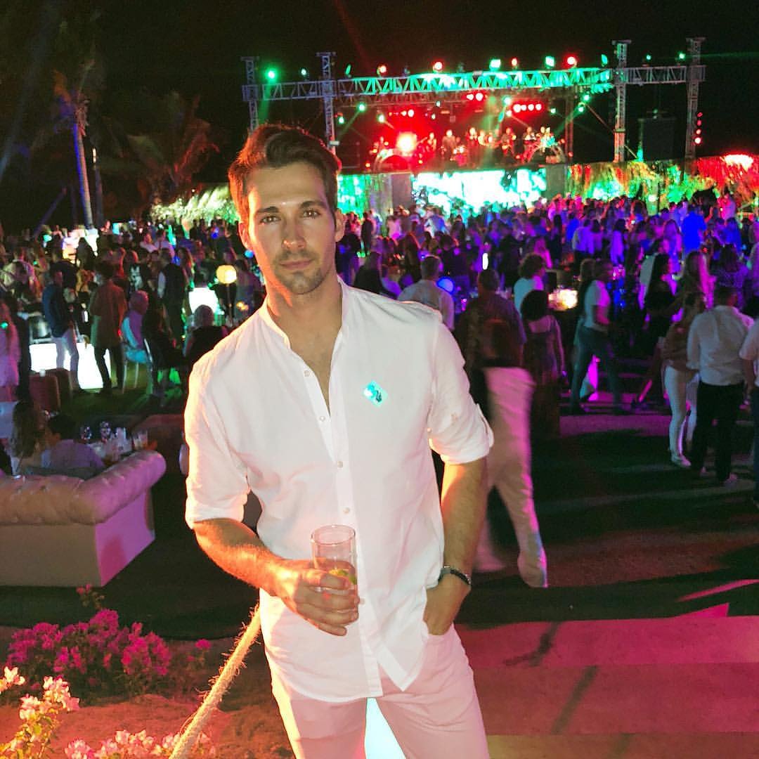 MaslowMonterrey's tweet photo. "Yo no siempre bebo tequila ... espera, no, es todo lo que bebo. Gracias @casamigos por ayudarnos a despedirnos de 2017 con estilo #yesimwearingpinkpants "
-  @jamesmaslow https://t.co/dzwdLSmY7y