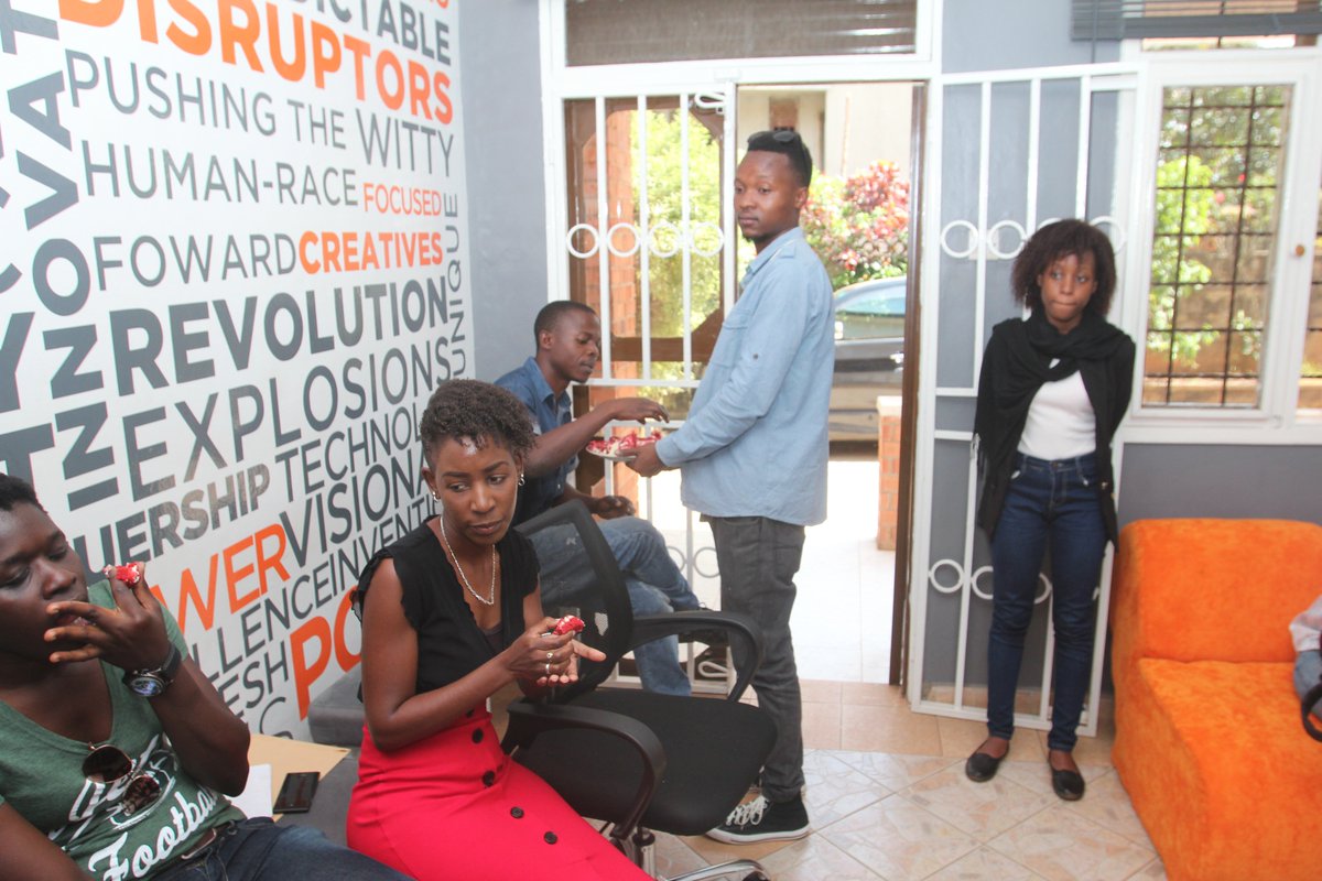 ogwaldee's tweet photo. When the guy serving cake pretends not to be seeing you but you gotta play cool #KF2017 #RedVelvetCake @Kafeerofdn @kafeero_aziizi @NewBayo @kgdarojas @scobomichelle @bwogialex2 https://t.co/rVT4Ol68s5