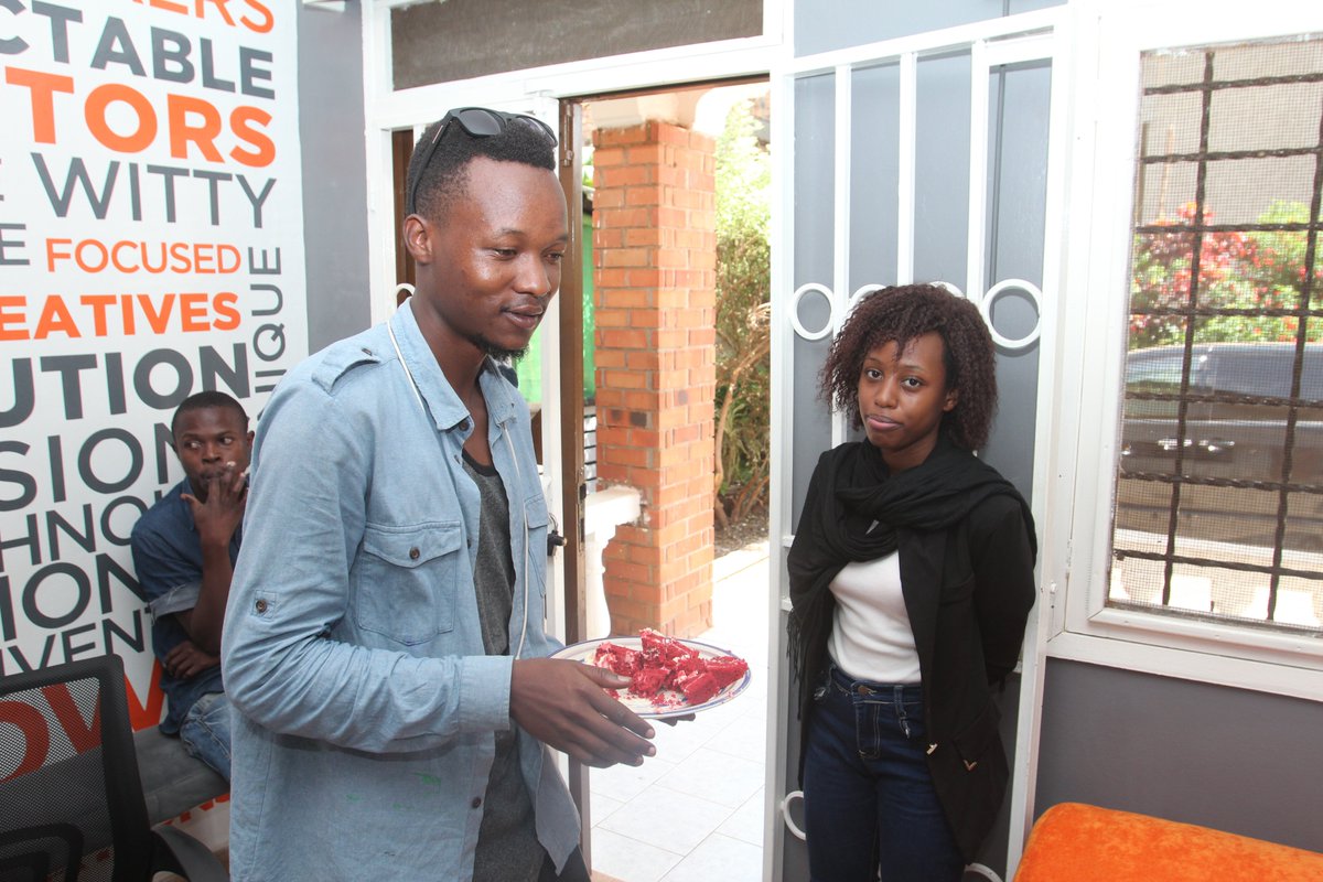 ogwaldee's tweet photo. When the guy serving cake pretends not to be seeing you but you gotta play cool #KF2017 #RedVelvetCake @Kafeerofdn @kafeero_aziizi @NewBayo @kgdarojas @scobomichelle @bwogialex2 https://t.co/rVT4Ol68s5