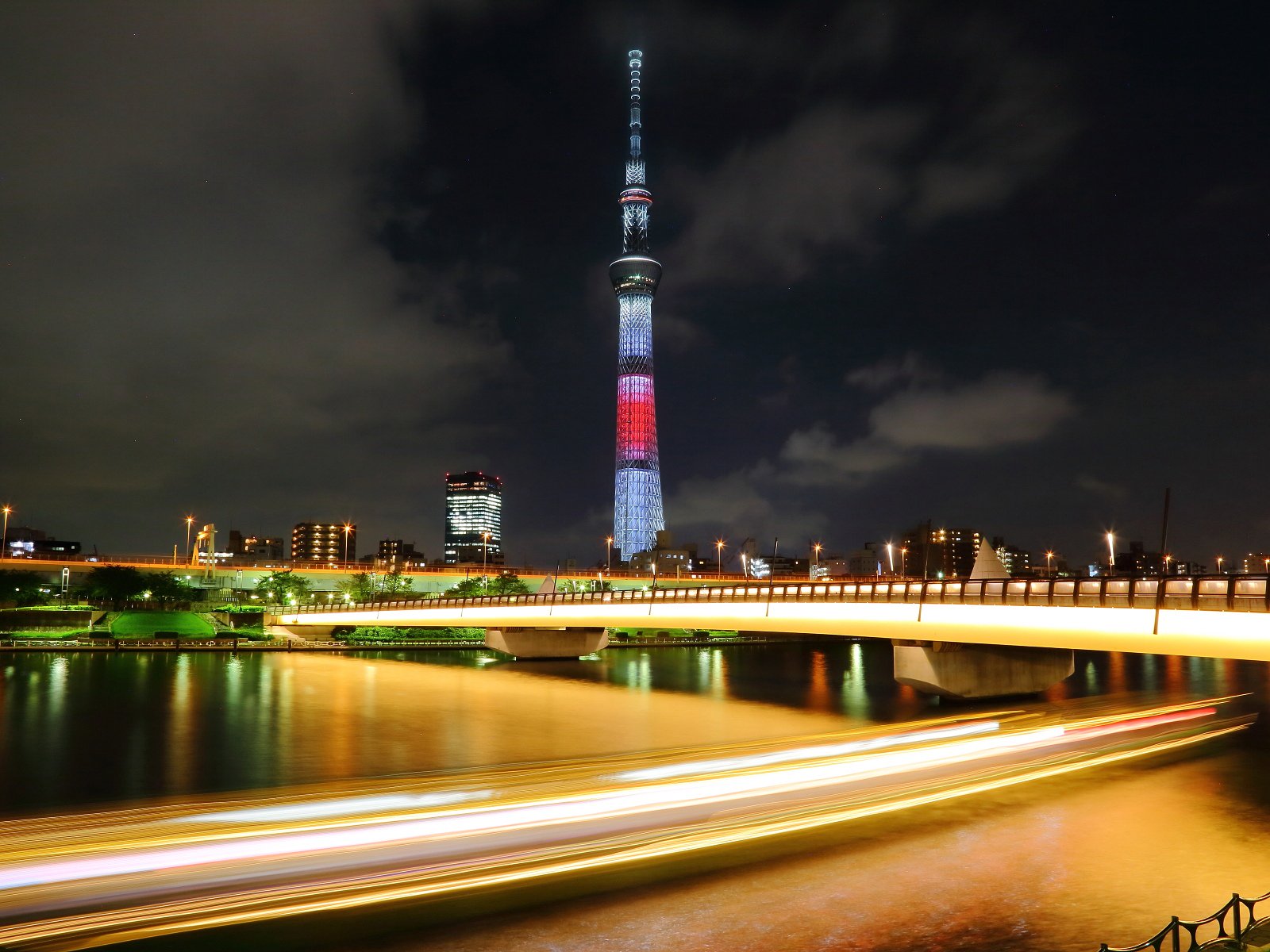 夜景 ライトアップ イルミネーション情報 東京スカイツリー 日の丸ライティング 12月31日 日 1月1日 土 23 50 翌6 00までは新たな気持ちで新年をお迎えいただきたいという想いを込めて 日本国旗をイメージした年越し特別ライティングを点灯します