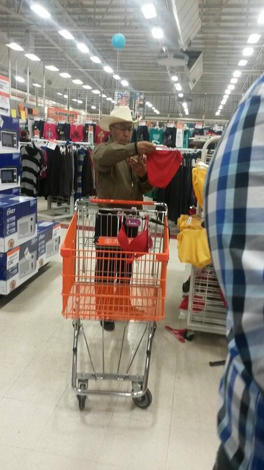 corridosybandas's tweet photo. Aquí comprando calzón rojo pa’ encontrar el amor en el 2018. https://t.co/cAXm2XPoDO