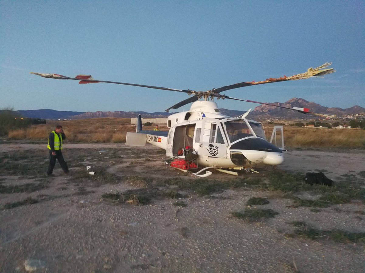 scramble_nl's tweet photo. Terrible accident in Spain, a #Bell412SP EC-MMC of #Inaer collided with an #ultralight plane. Unfortunately, the pilot of the ultralight died. The pilot onboard the fire fighting helicopter was not injured but his helicopter was seriously damaged. https://t.co/lXIvRboVZE