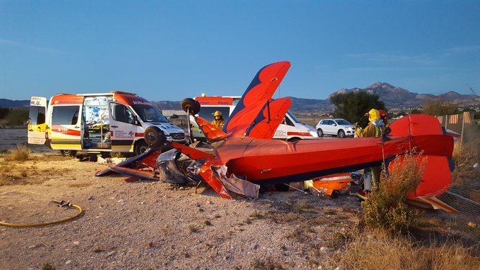 scramble_nl's tweet photo. Terrible accident in Spain, a #Bell412SP EC-MMC of #Inaer collided with an #ultralight plane. Unfortunately, the pilot of the ultralight died. The pilot onboard the fire fighting helicopter was not injured but his helicopter was seriously damaged. https://t.co/lXIvRboVZE