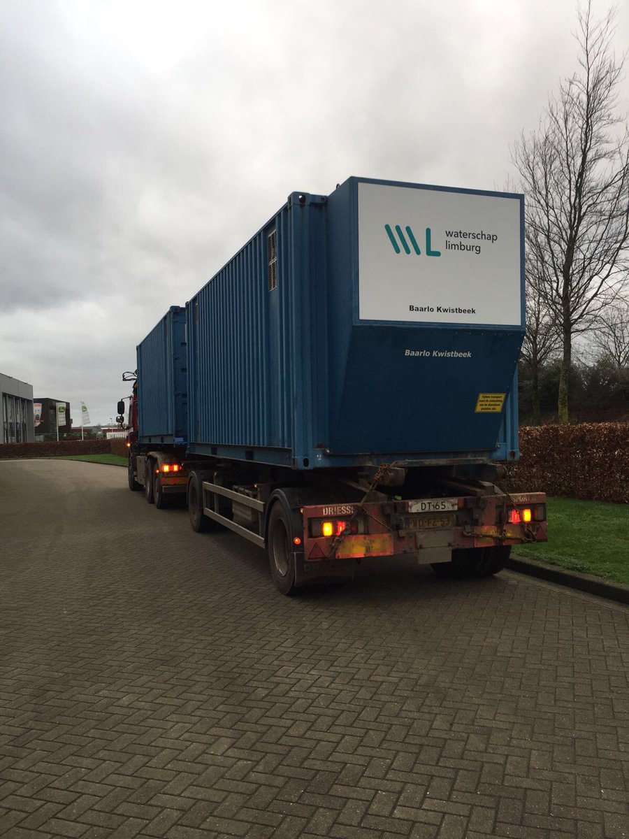 Vanuit de loods in Horst gingen vanmorgen drie grote aggregaten richting vaste pompen bij de Springbeek en Kwistbeek. De pompen gaan nog niet in werking. Het is preventief. We houden #hoogwater #Maas goed in de gaten!