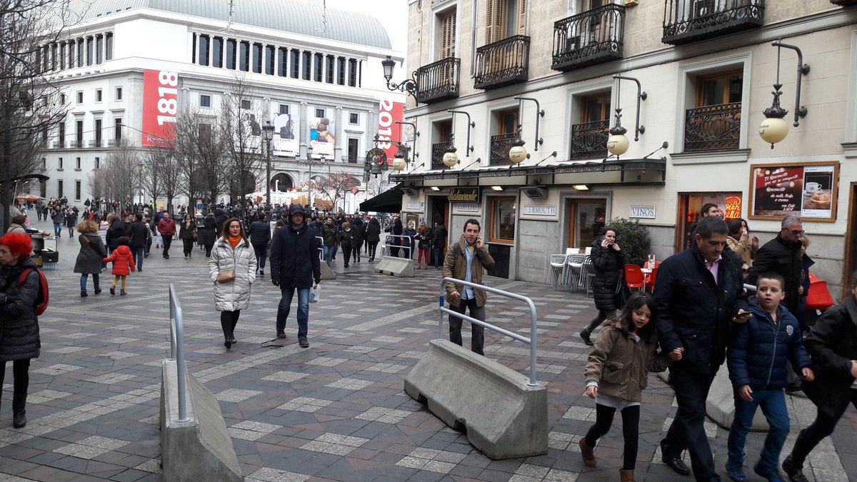 PuertaDelSolNet's tweet photo. https://t.co/8erfSZqGGP Presents:
#Madrid #PuertaDelSol #Nochevieja
Medidas de seguridad de aceso en Calle Arenal. https://t.co/kdXpc7XjoE