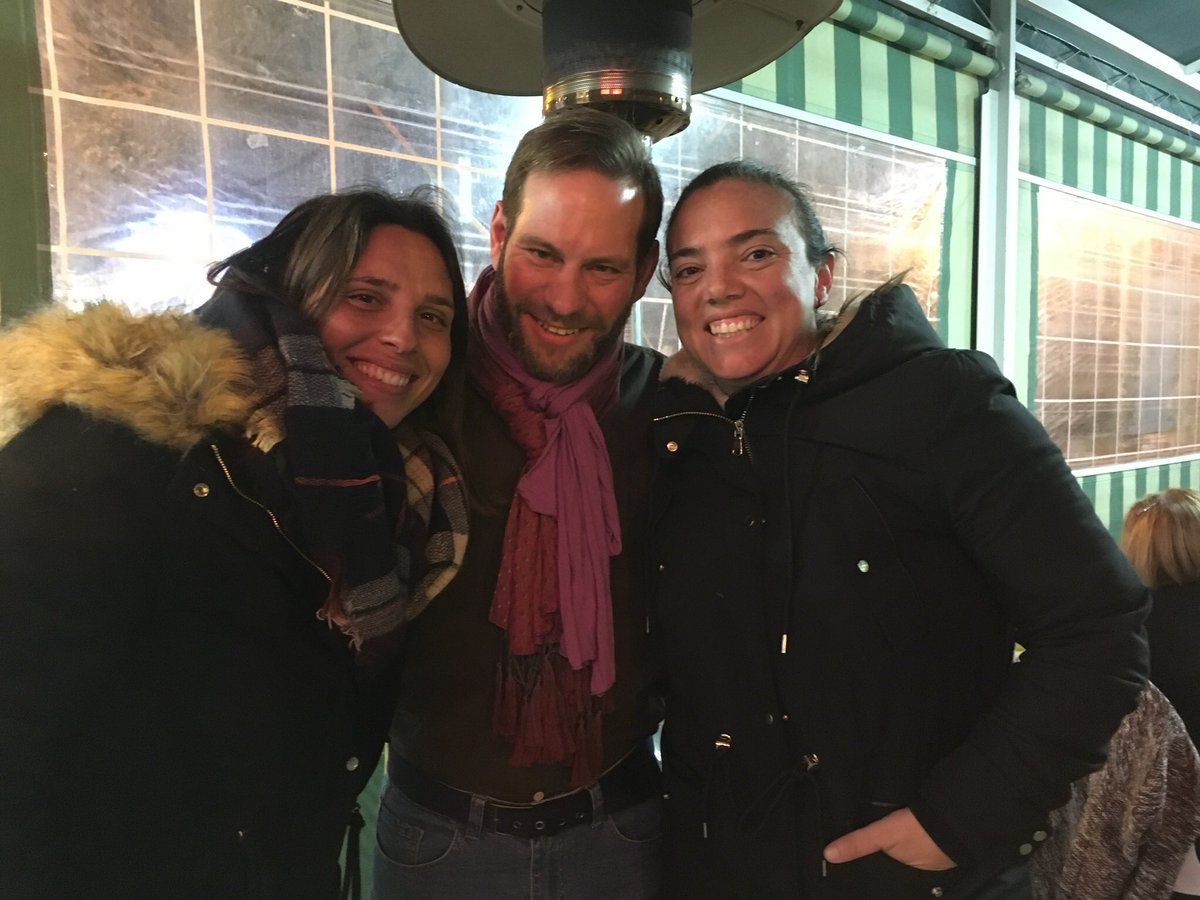 molleon's tweet photo. Con las mejores chicas del barrio, las que están haciendo al Real Betis Femenino grandeeeeee @RealBetisFem @RealBetis @EsquinitaDeTajo @AnitaLC2 #MariaPry https://t.co/d9TCuq5Gue