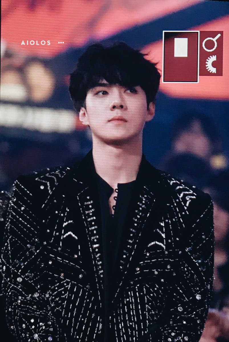 sehunspics's tweet photo. That kind of messy hair style is my new favourite in 2018  https://t.co/WvOdKRrq85