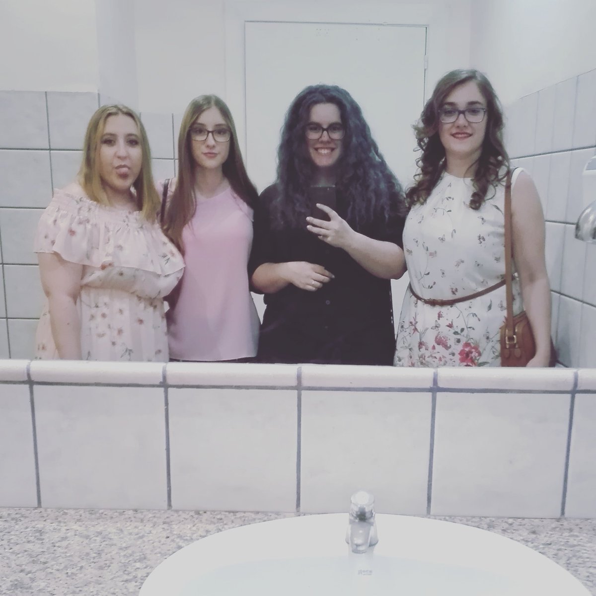 _CrazyQueens's tweet photo. Hemos pasado un gran año juntas, lleno de experiencias inolvidables. A ver que nos trae 2018 ❤ https://t.co/eMA1VR6Zmg