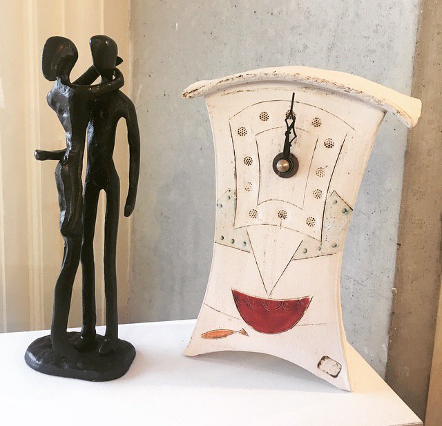 One of the traditions we know best in the UK is the midnight kiss, illustrated with 'Tiptoe' one of our cast iron sculptures and a handmade ceramic clock by Iveta Goddard.
#affordableart #brightonart #brightonartist #newyearstradition #ceramics #handmade