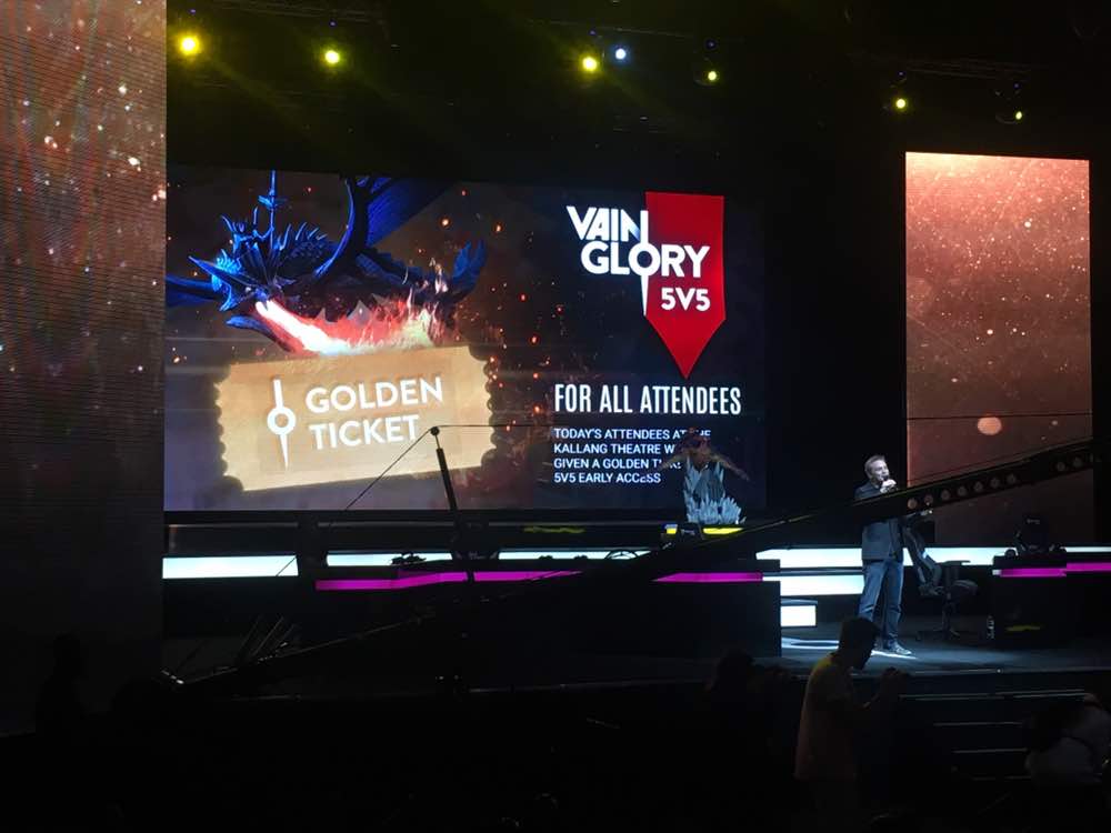 ZulhelmyZed's tweet photo. 2017 was a great year to end with, meeting pros from all around the worlds in same venue. Its priceless. Thank you so much for the memories @vainglory ! 2018 surely something every Vainglory players looking forward to! 
@vainglorysgmy @VaingloryMY https://t.co/0TXTbISr6c