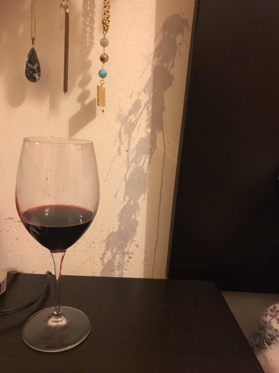 deeguez's tweet photo. como quito mancha de vino tinto en pared?... ahhh acá no es yahoo! respuesta? https://t.co/eaoRiUXWGO