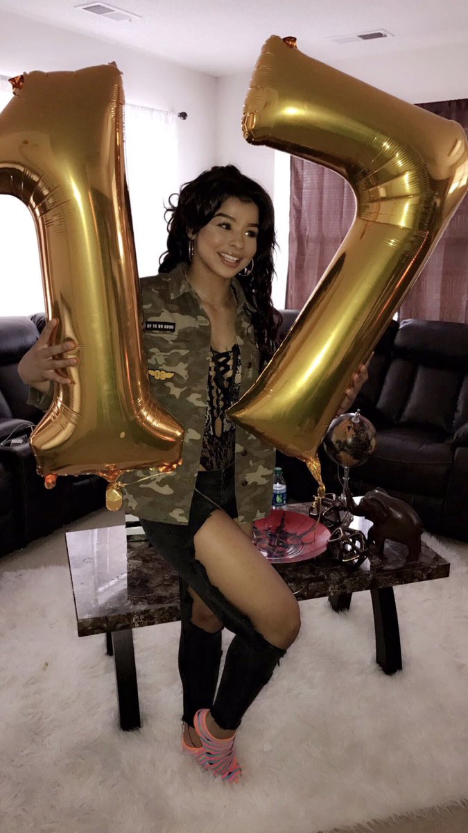 MarieBahja's tweet image. From my 17th birthday 🎂 can’t wait till I’m 18 !!! Sept 15th