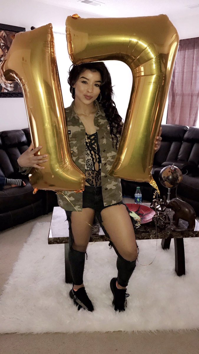 MarieBahja's tweet image. From my 17th birthday 🎂 can’t wait till I’m 18 !!! Sept 15th