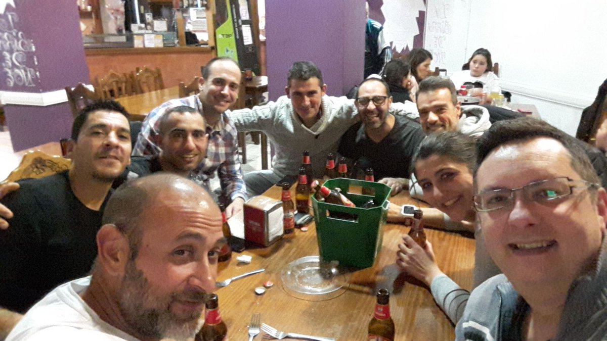 GrillosTrail's tweet photo. Anoche despedimos el año entre amigos con algún que otro cubo de @Amstel_ES . #HaciendoPiña #GrillosTrail https://t.co/JivJjy7vtl