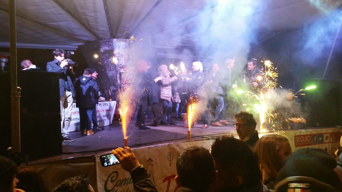 GioBertazzoli's tweet photo. Vi aspettiamo, questa sera, dalle 22.30 in poi, in piazza XX Settembre, per festeggiare tutti insieme un meraviglioso capodanno, sempre e solo nella nostra unica Sarnico!!πππ»πΊπ»ππ»ππ₯π₯π₯ππ₯
#MezzanotteDiFuoco
#ComuneSarnico
#ProlocoSarnico
#DjDelLago https://t.co/yHOW6uWawQ