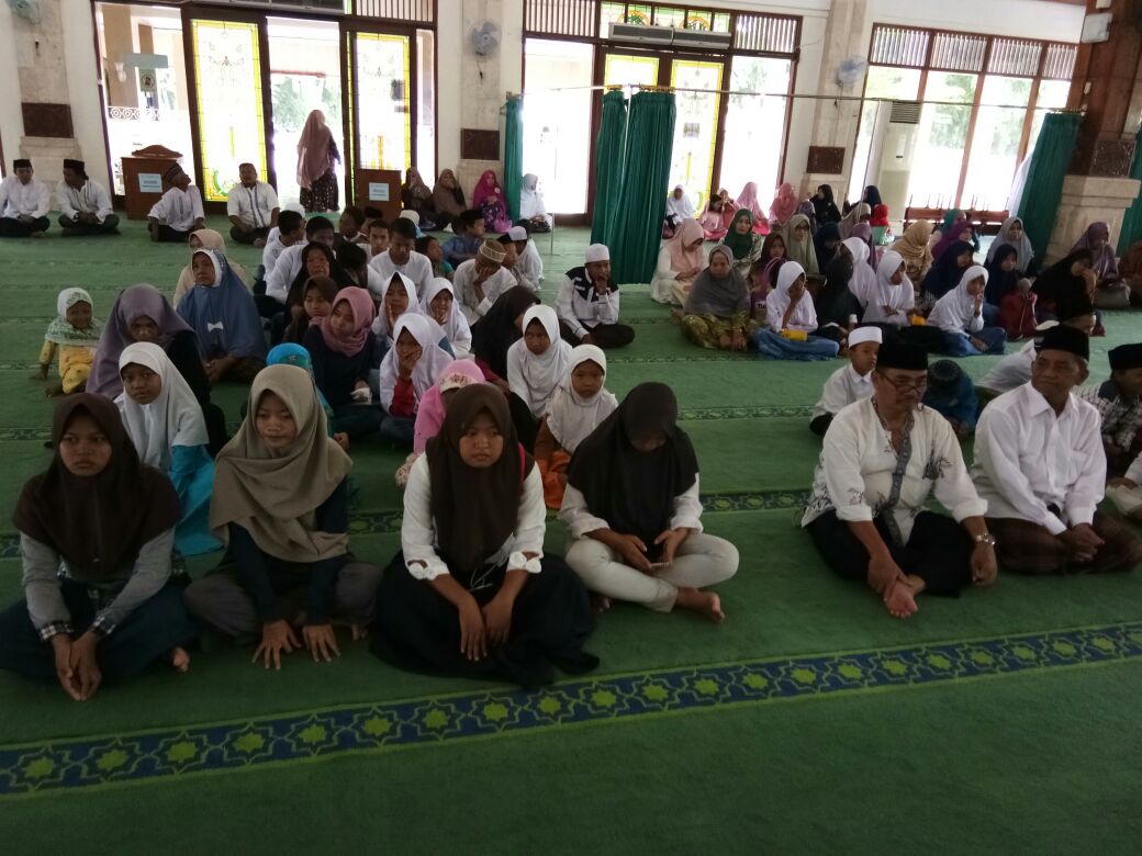 radio_tru6's tweet photo. Tutup tahun,  Saat ini sedang berlangsung acara doa bersama Pertamina RU VI Balongan dan anak yatim di masjid perumahan bumi patra https://t.co/uOUVXcUUTL