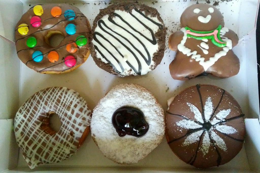 Asha_Optimist's tweet photo. Welcome #NewYear2018 with best #MemoriesOf2k17 & #SweetDoughnuts 😊 #happiness #NewYear #IIMKDigitalMarketers https://t.co/z08054dApu