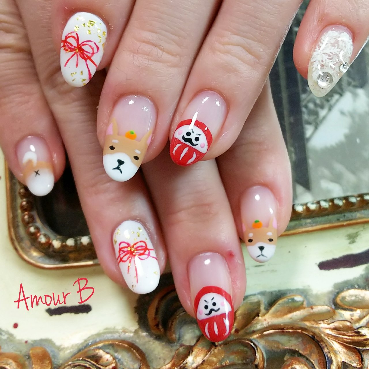 木屋町ネイルサロンamourbec 他店オフ無料 Mーたんお正月ネイル だるま さんも熨斗 のし も柴犬のおちりも アート キリッとしただるまさんと のめーっとした柴犬 頭のみかんにもご注目 差し入れも O O ありがとうございましたぁ 正月
