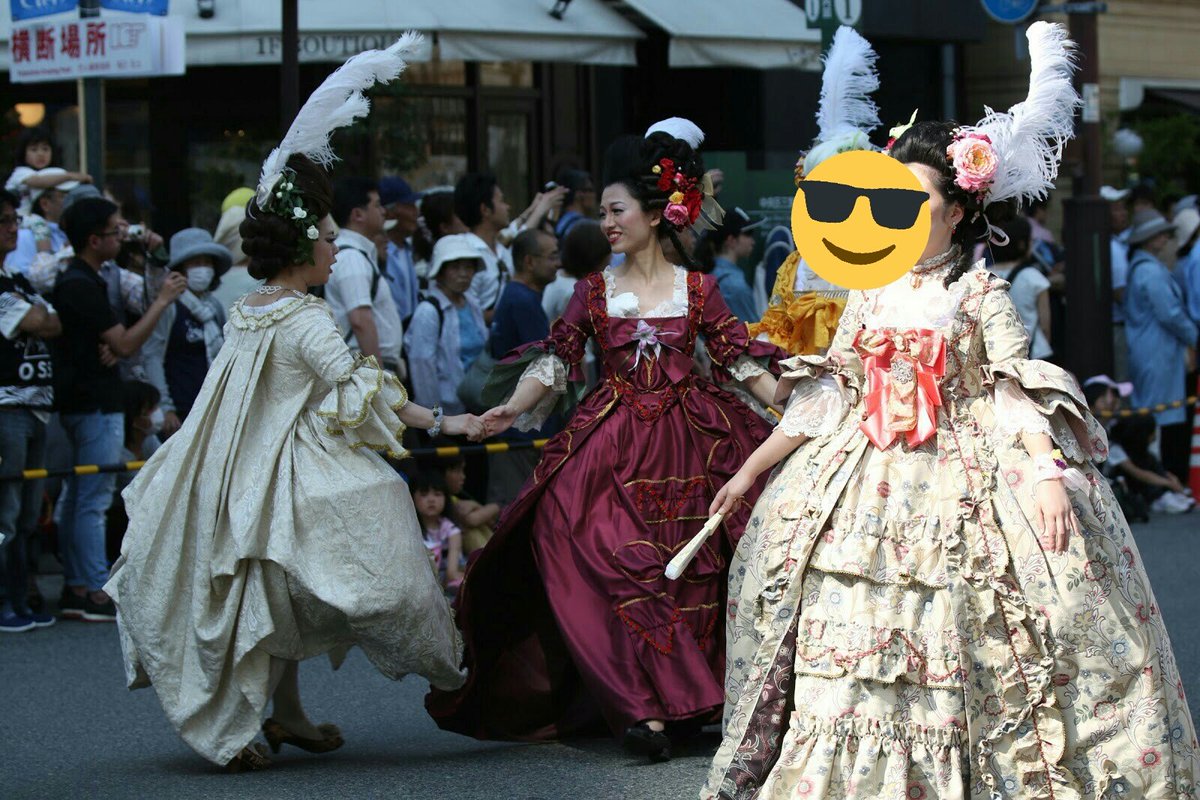 yuri_joy_'s tweet photo. 2017年総括。マリーアントワネット展で扮装デビューし、昨年から続く宝塚熱があーさ沼で本格化。4月、異動で引越してドレス製作開始。5月再度扮装してバロックダンスを踊りパレード。11月ムラ遠征が叶わずついにスカステ加入。忘年会で飾り無の自作ドレス披露。リアル脱出ゲーム成功して墓参りで年越 https://t.co/rBldzxmnlU