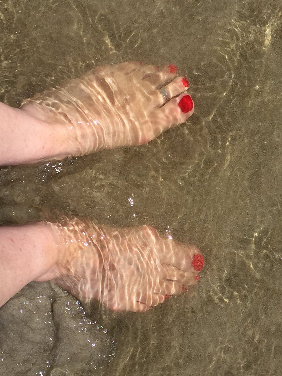 Whizzylin's tweet photo. With @SteveWinfield3 What a year, left a job I loved, travelled the world, 🌎 who knew? #HappyNewYear2018 #happyeverafter https://t.co/DL4fPfJmP9