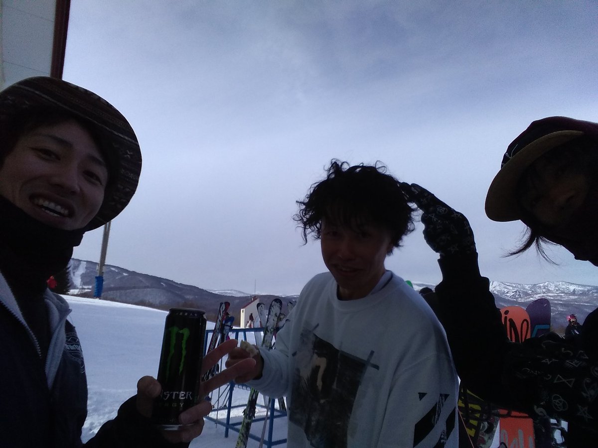 Acceleratehappy's tweet photo. アフロさん、だっしーと滑り収め
一生懸命やってるけど、んまぁついて行くのが大変です
トークに滑りに楽しかったわ♪
しかし、やっとAfro dashに合流
負けてらんないや、パパスタイル出していくよ
#八幡平リゾート #スノーボード #グラトリ #アフロ狂会 #3sCREW #papanchu #afrodash https://t.co/0Q96LLss3Y