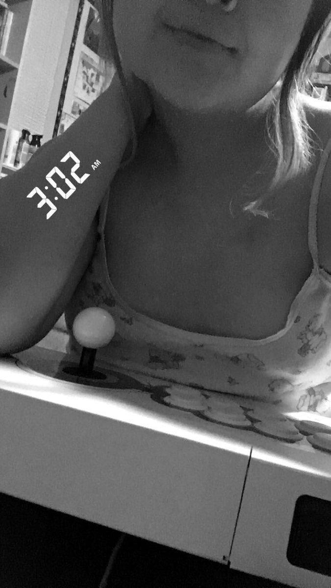 witchairs's tweet image. Practiced #Tekken7 all night with my sweet @lindiejar and after victories and defeats, time to call it a night. More #combotraining tomorrow for the tournament in a few weeks💖⭐️🌸 #FGC