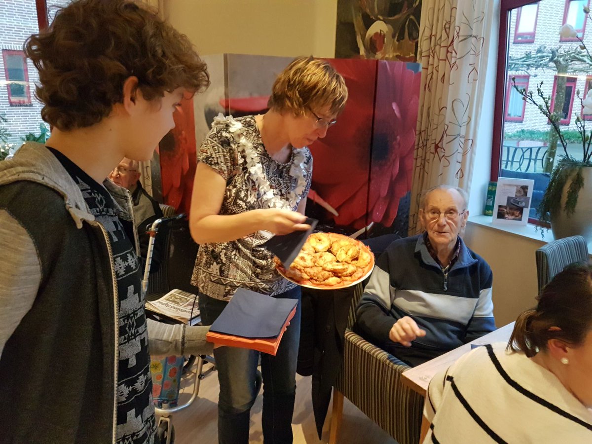 VVD Bergen deelt appelbeignets uit in Zorgcentrum Oudtburgh. Vergeet onze ouderen niet en voorkom eenzaamheid! bergen.vvd.nl/nieuws/26270/v… #fpub #Oudtburgh #Bergen <a href="/NHDAlkmaar/">NHD Alkmaar</a> <a href="/Duinstreek/">DeDuinstreek.nl</a> @gemeentebergen
