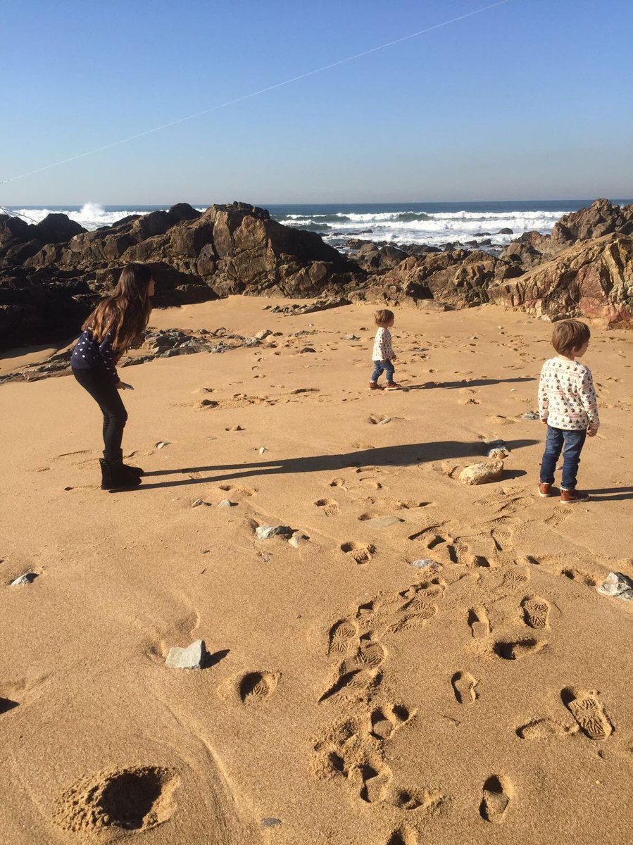 NUEVO POST!! "Que la felicidad no sea la meta, sea el camino." Unas navidades especiales para Sara Carbonero y unos deseos para 2018 que nos cuenta en su blog. 

sara-carbonero.blogs.elle.es/2017/12/30/por…