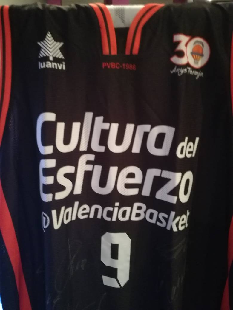 Gràcies per col·laborar en la recollida d‘aliments no peribles per al Banc d‘aliments d‘Ontinyent, entre tots hem aconseguit prop de 150 kilos de menjar.  Ara bé, per a quí serà la samarreta del València Basket??
A les 12:00 publicarem el sorteig a facebook.