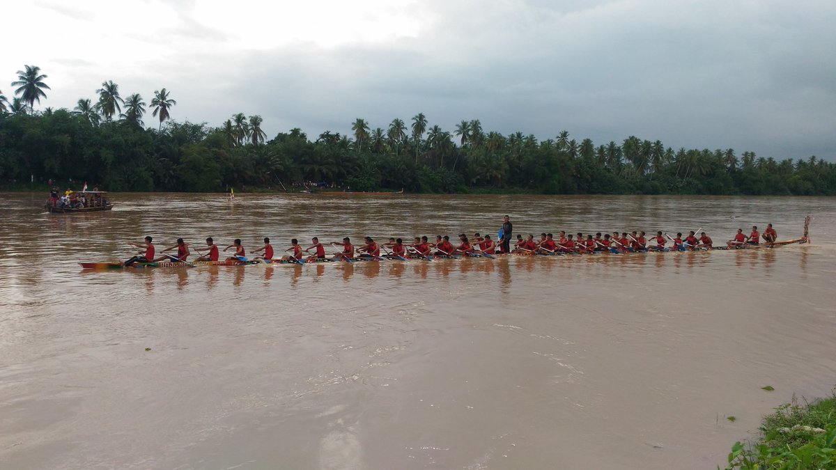 AkunQu2026's tweet photo. Uji Coba Gelanggang di Tepian Dermaga Danau Seroja #PacuJalur di Kec. #Benai Kab. #Kuansing, Mengisi waktu dalam menyambut Tahun Baru 2018.
#GerakanInovasiDesa
#TPPIRiau
#TPPIKuansing
@jokowi
@EkoSandjojo
@anwsanusi
@taufikmadjid71
@fachrilabalado
@tppindonesia
@PDKemendesaPDTT https://t.co/O8ZLOLYGN9