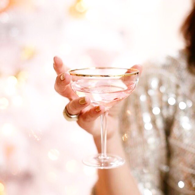 ✨NEW YEARS EVE IS HERE✨
Weather you're in or out tonight make you all have a fantastic evening filled with festive cheer, champers and of course lots of glitter! 🌟🍾🥂
📸: Pinterest